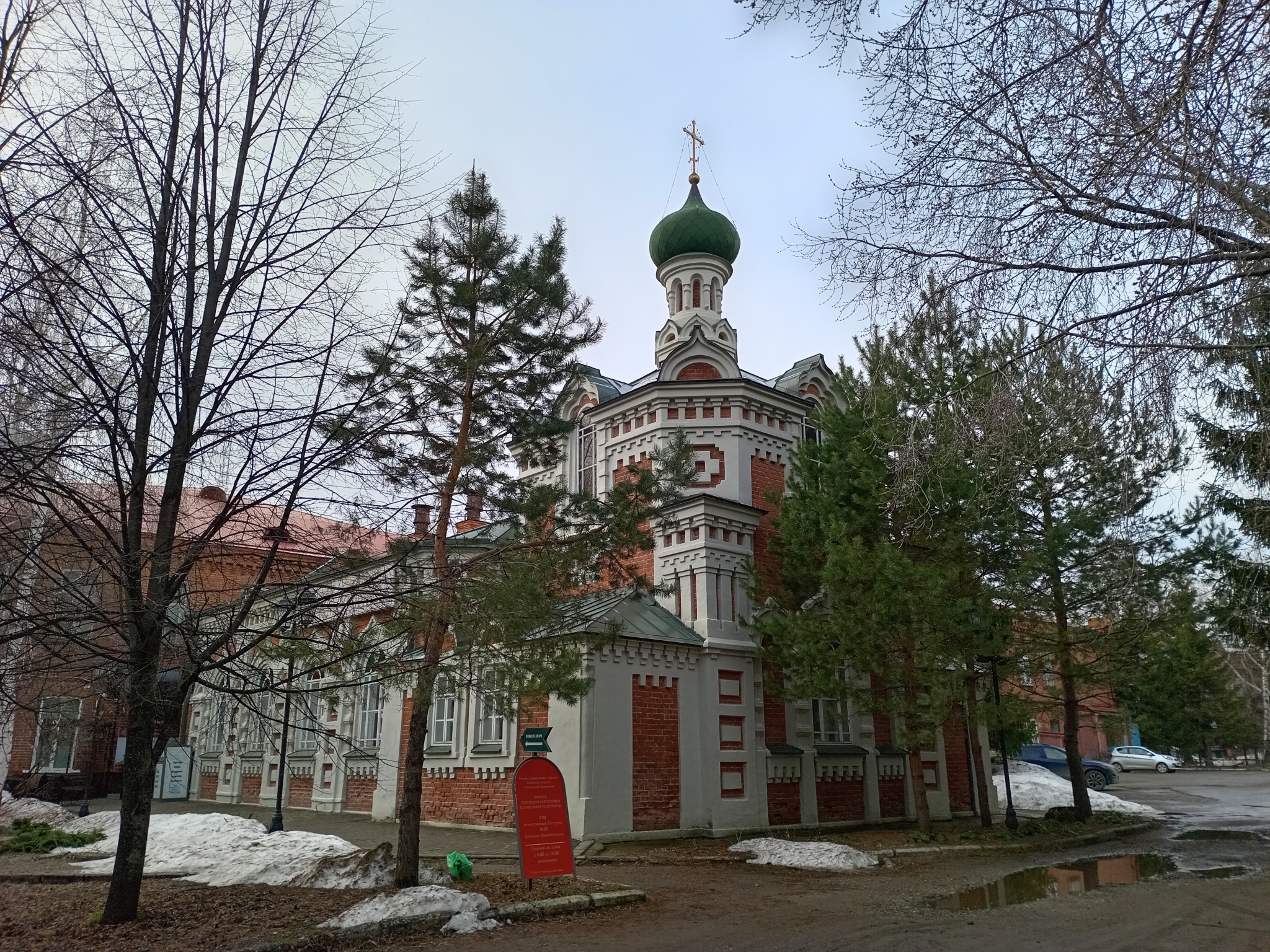 Во дворе роддома — церковь святителя Варсонофия Казанского чудотворца. С 1901 года Викторин Груздев был утвержден церковным старостой, в обязанности которого входили сбор средств для церкви и заботы о ее благоустройстве. Фото: Ольга Иванычева