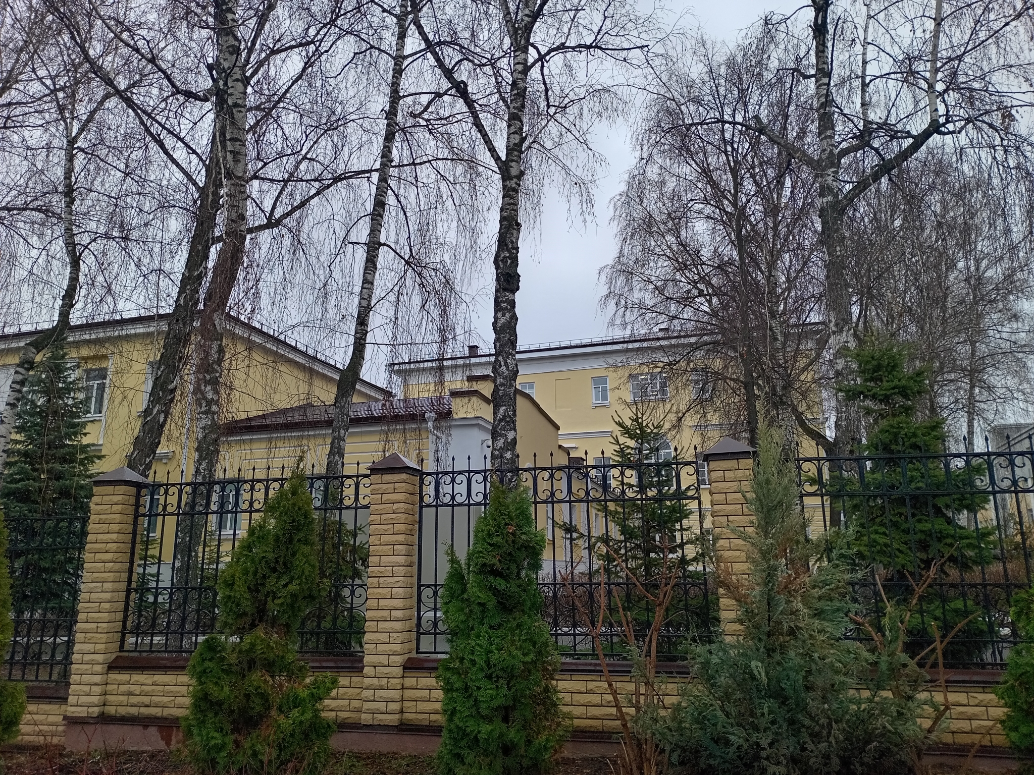 Казанское суворовское военное училище располагается в здании бывшего Родионовского института благородных девиц (ул. Толстого, 14), где профессор Груздев читал лекции по акушерству и гинекологии. Фото: Ольга Иванычева