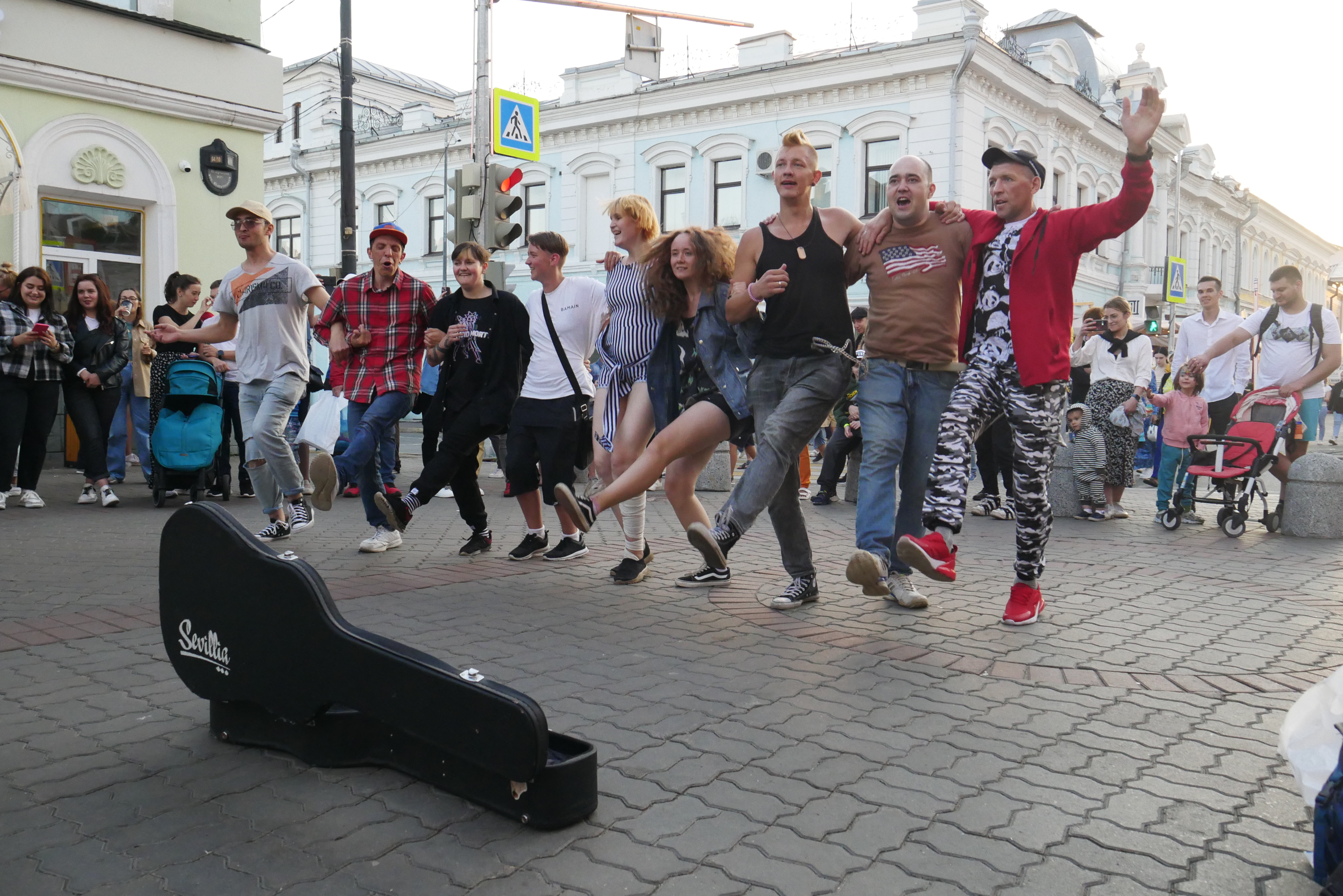 Нередко своими песнями уличный музыкант вдохновляет слушателей пуститься в пляс. Фото: Дмитрий Сивков 