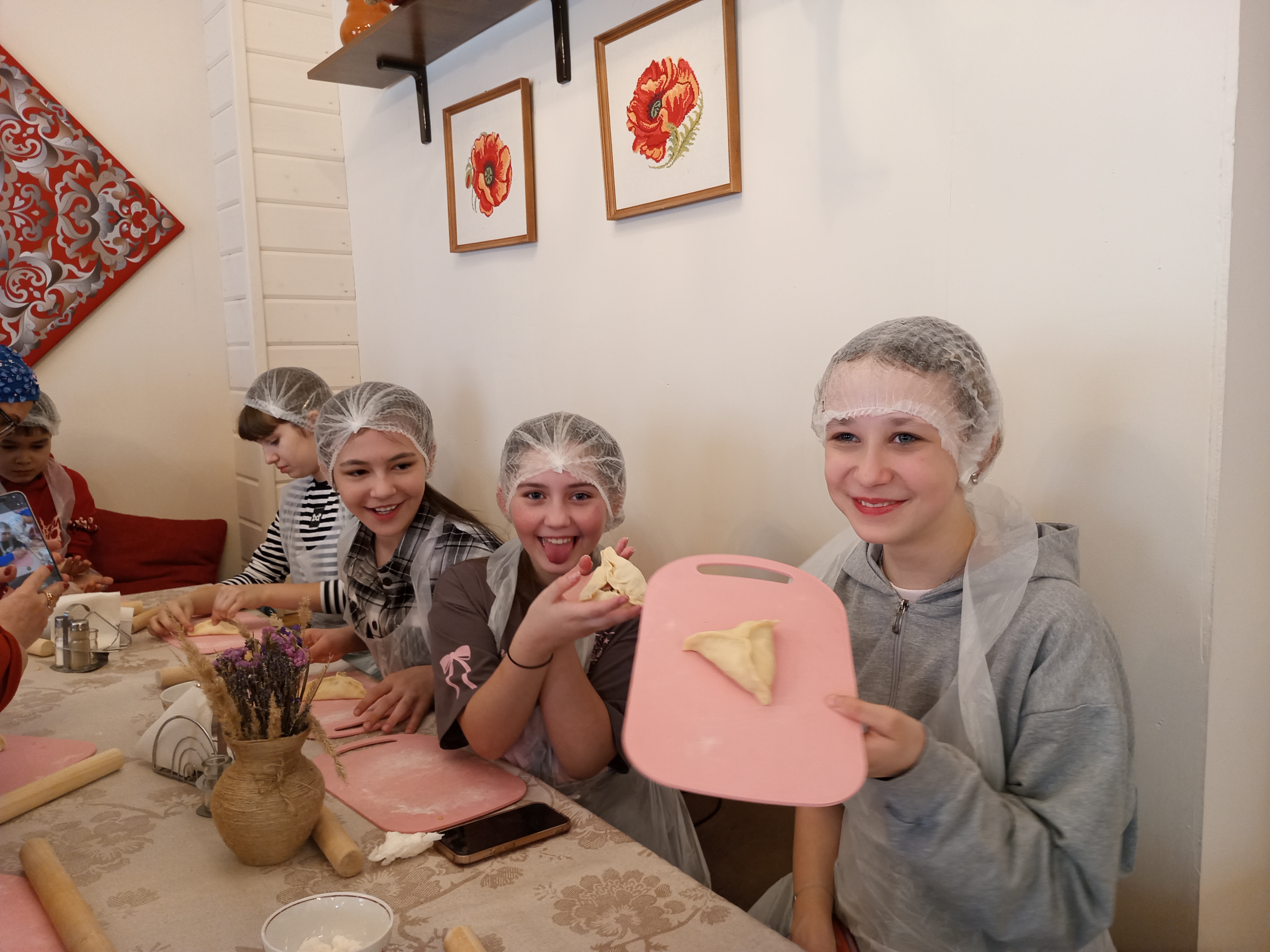 Вот такие красивые треугольники получились у красивых девушек. Фото: Ольга Иванычева