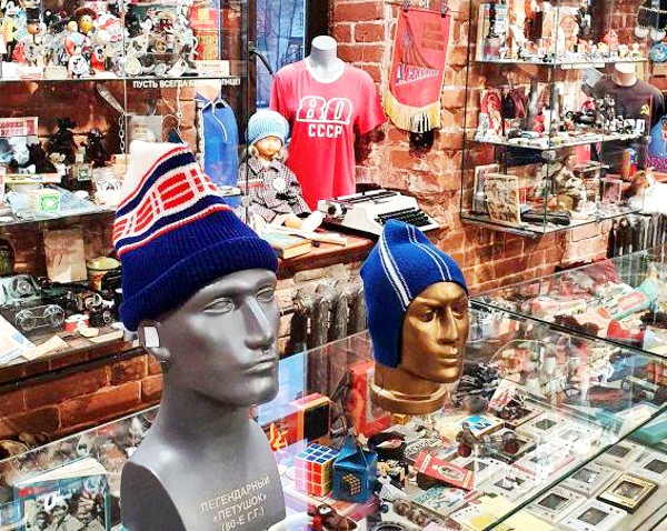 Нашумевший сериал «Слово пацана» — редкий случай, когда отечественное кино вызвало всплеск интереса к моде определенного периода. Так называемый «пацанский» стиль, сформированный в условиях позднего Советского Союза, берут на вооружение и казанские гиды. Фото: предоставлено Музеем социалистического быта города Казани