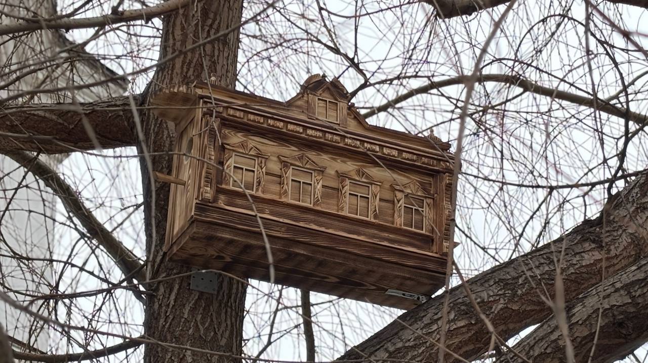 В Казани для птиц построили особняки: в садах двух музеев установили скворечники в виде уже утраченных старинных усадеб 