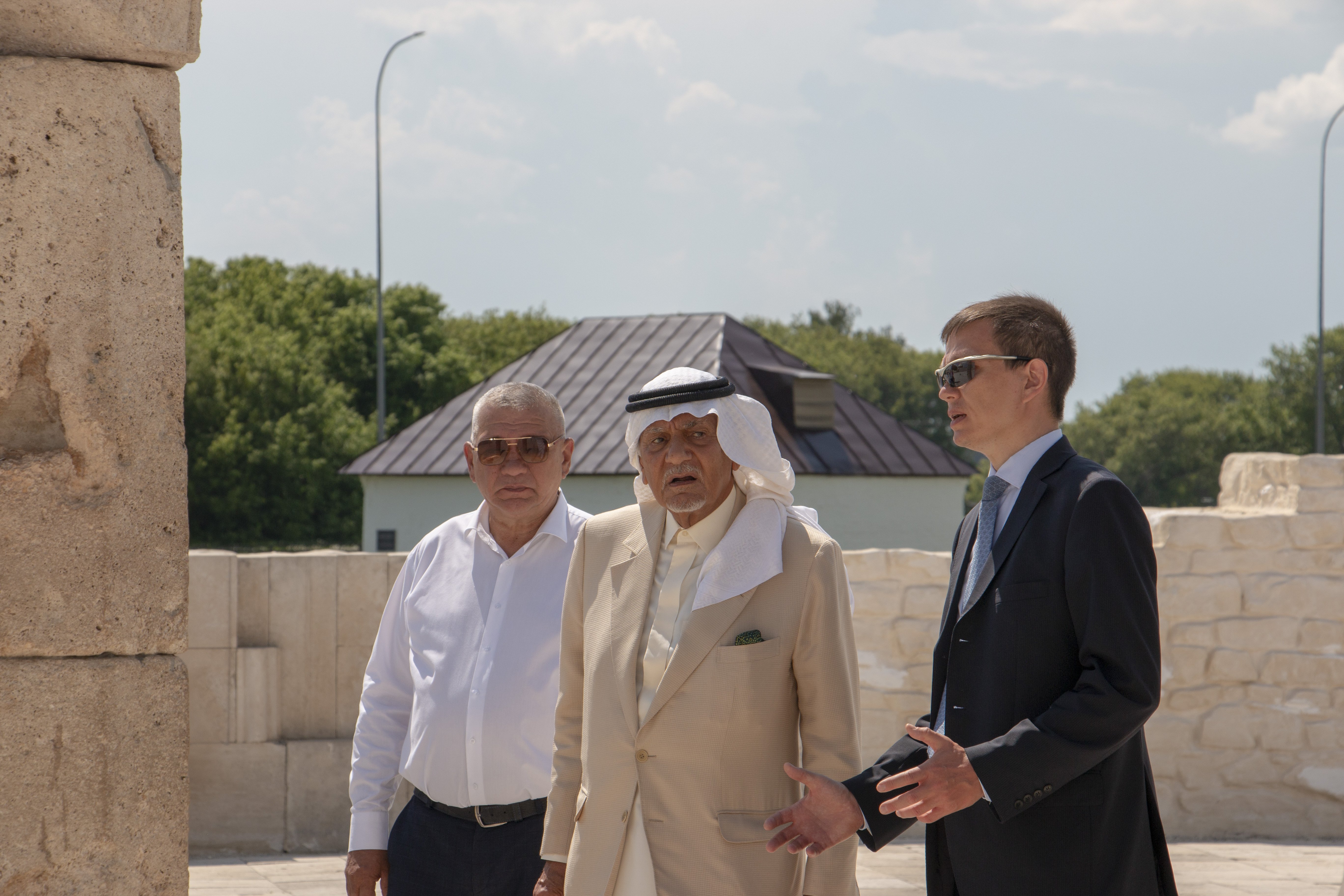 Фархад Фаткуллин доводит до принца Саудовской Аравии Турки Аль Фейсала информацию о Болгаре. Фото: tatarstan.ru