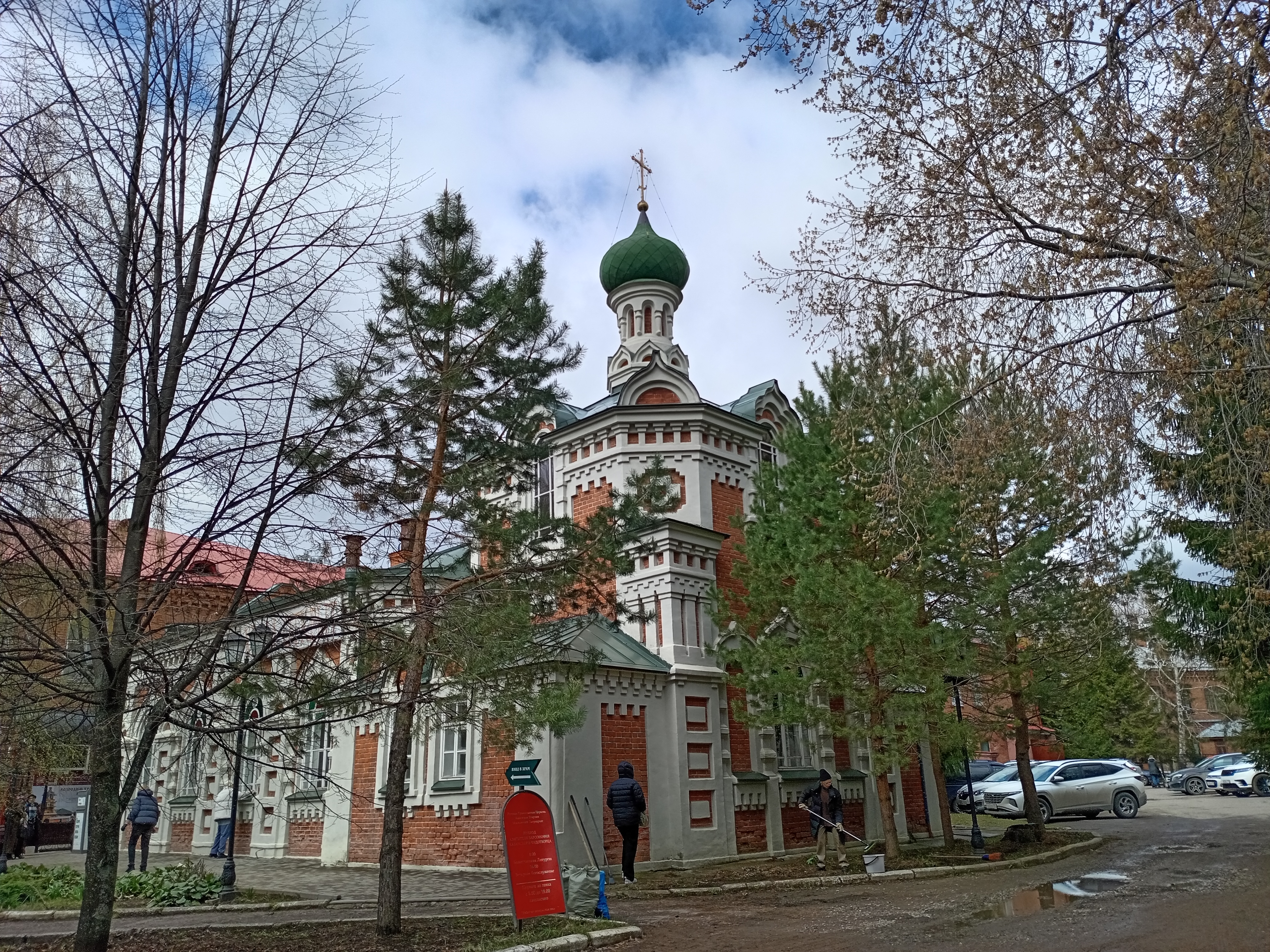 Храм святителя Варсонофия расположен во дворе клиники медицинского университета — родильного дома имени В.С. Груздева (ул. Толстого, 4). Фото: Ольга Иванычева
