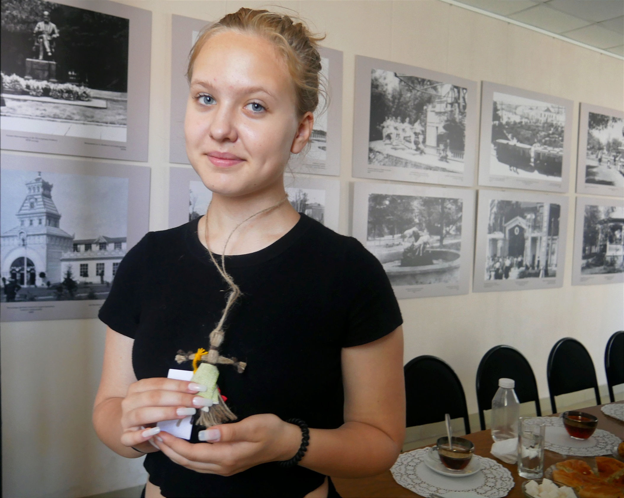 Символ музея — кукла-желанница, прежде их делали на праздник Ивана Купалы и загадывали желания. Фото: Дмитрий Сивков