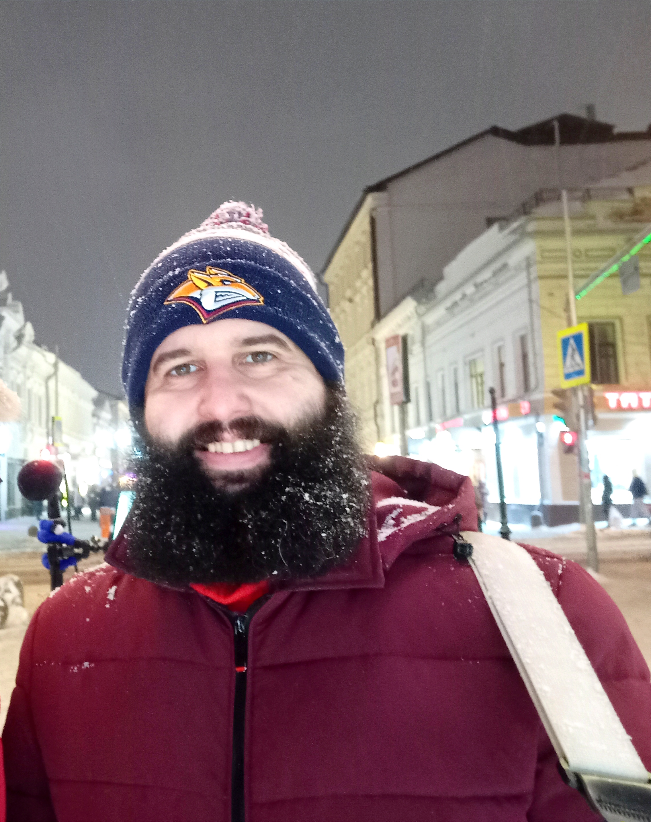 Шапку фаната магнитогорского ХК «Металлург» украшает логотип клуба – рыжий лис. Из солидарности с «металлургами» Константин и отпустил бороду. Фото: Дмитрий Сивков