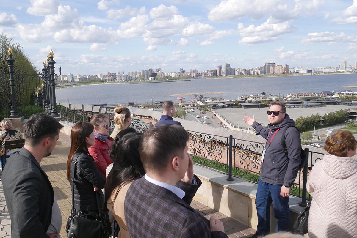 Геннадий Косарев всех своих знакомых первым делом отправляет на обзорные экскуссии по Казани. Даже если человек уже был на них лет пять назад. Город развивается, да и сам человек меняется — он умнеет, расширяется его кругозор. Так что скучно ему не будет. Фото: Дмитрий Сивков