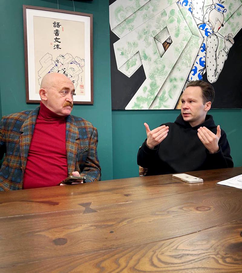 Беседа о современном искусстве главного редактора «КТ» Дмитрия Сивкова (слева) и арт-директора галереи «БИЗON» Александра Шагулина вызывает не меньше вопросов, чем сам предмет разговора. Фото: Наталья Денисова 