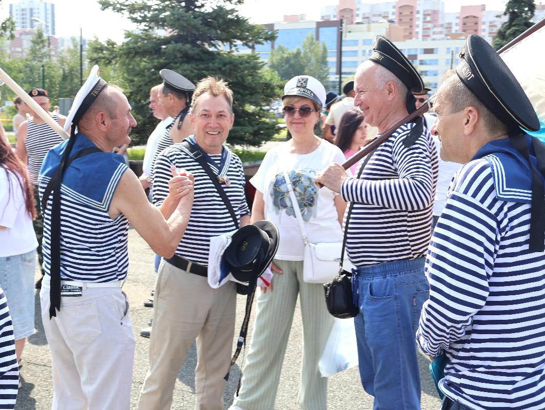 Военные моряки Татарстана ходят в именинниках