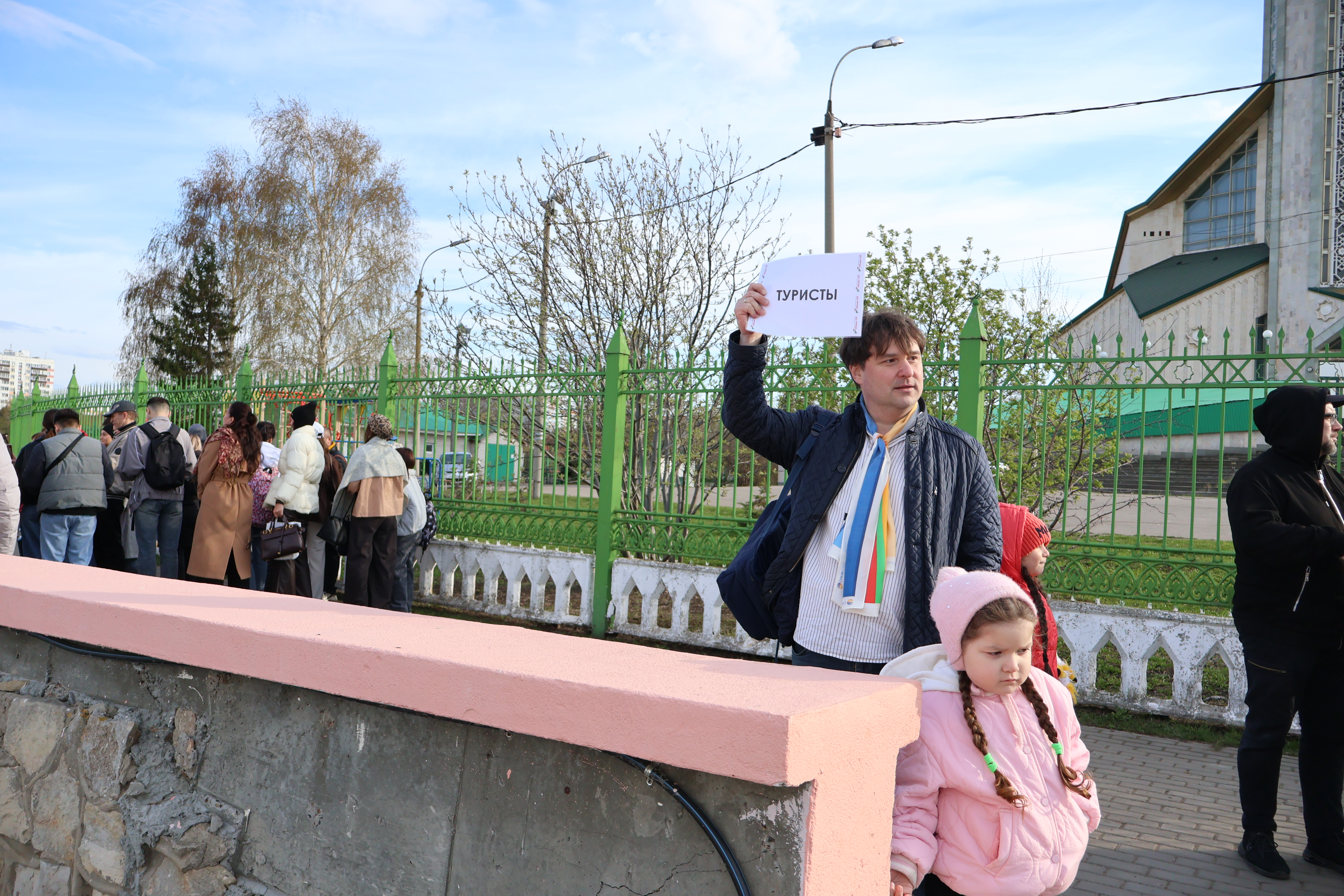 В принципе, у туристов, прибывающих в Татарстан, есть выбор по размещению: к их услугам как крупные отели, так и более бюджетные, которые ищут своих клиентов прямо у трапа. Фото: Дмитрий Сивков