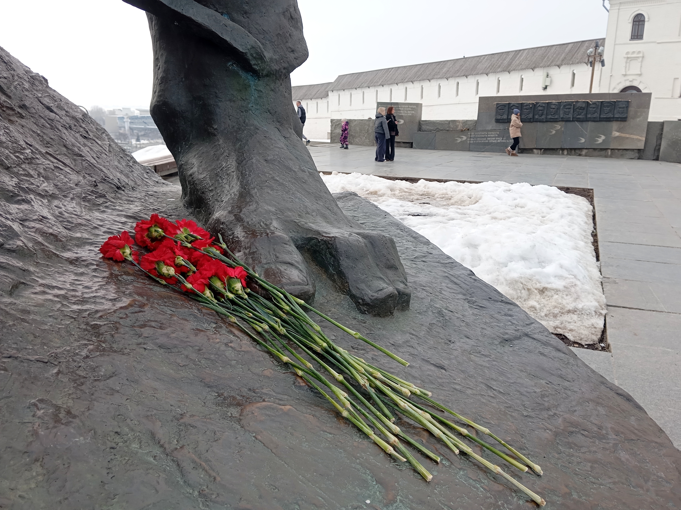 К памятнику героя-поэта даже зимой казанцы несут живые цветы. Фото: Дмитрий Сивков