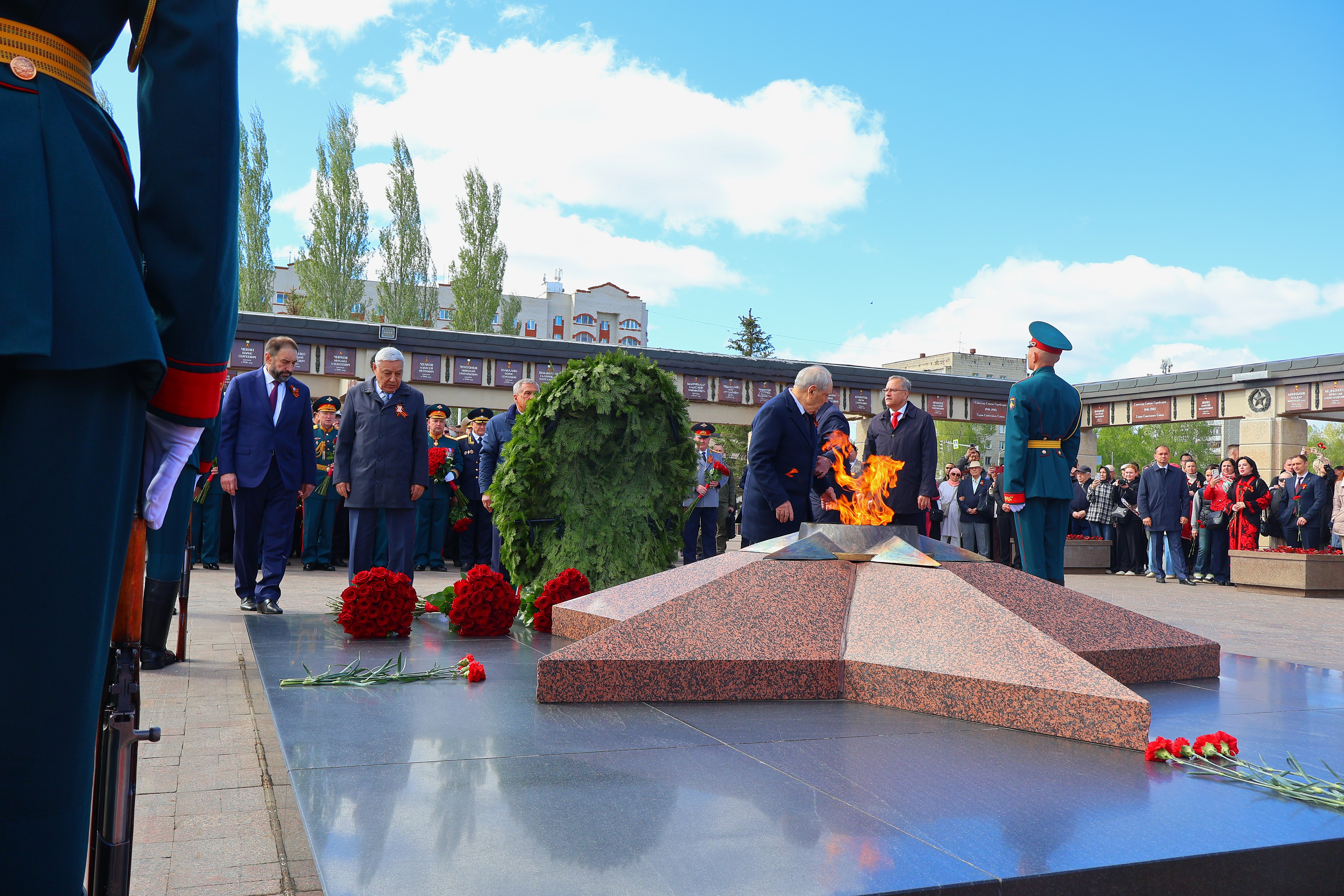 День Победы в Казани начался с возложения цветов к Вечному огню в Парке Победы раисом республики Татарстан