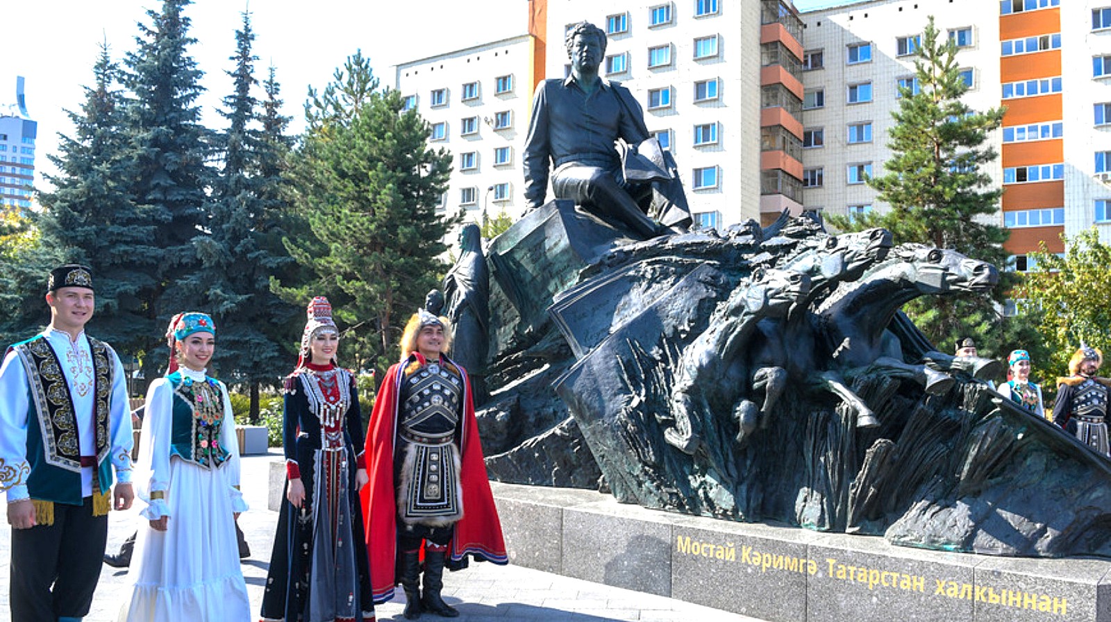 Стихи, музыка, цветы — дань памяти Мустаю Кариму