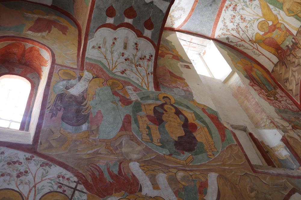 Уникальным фрескам Покровского собора времен Ивана Грозного может нанести вред даже углекислый газ, выдыхаемый туристами. Фото: Дмитрий Сивков 