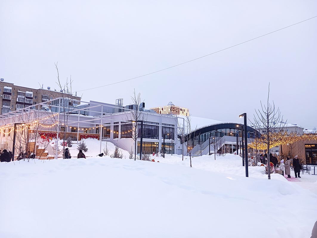 Московский рынок зажигает огни. Фото: Дмитрий Сивков