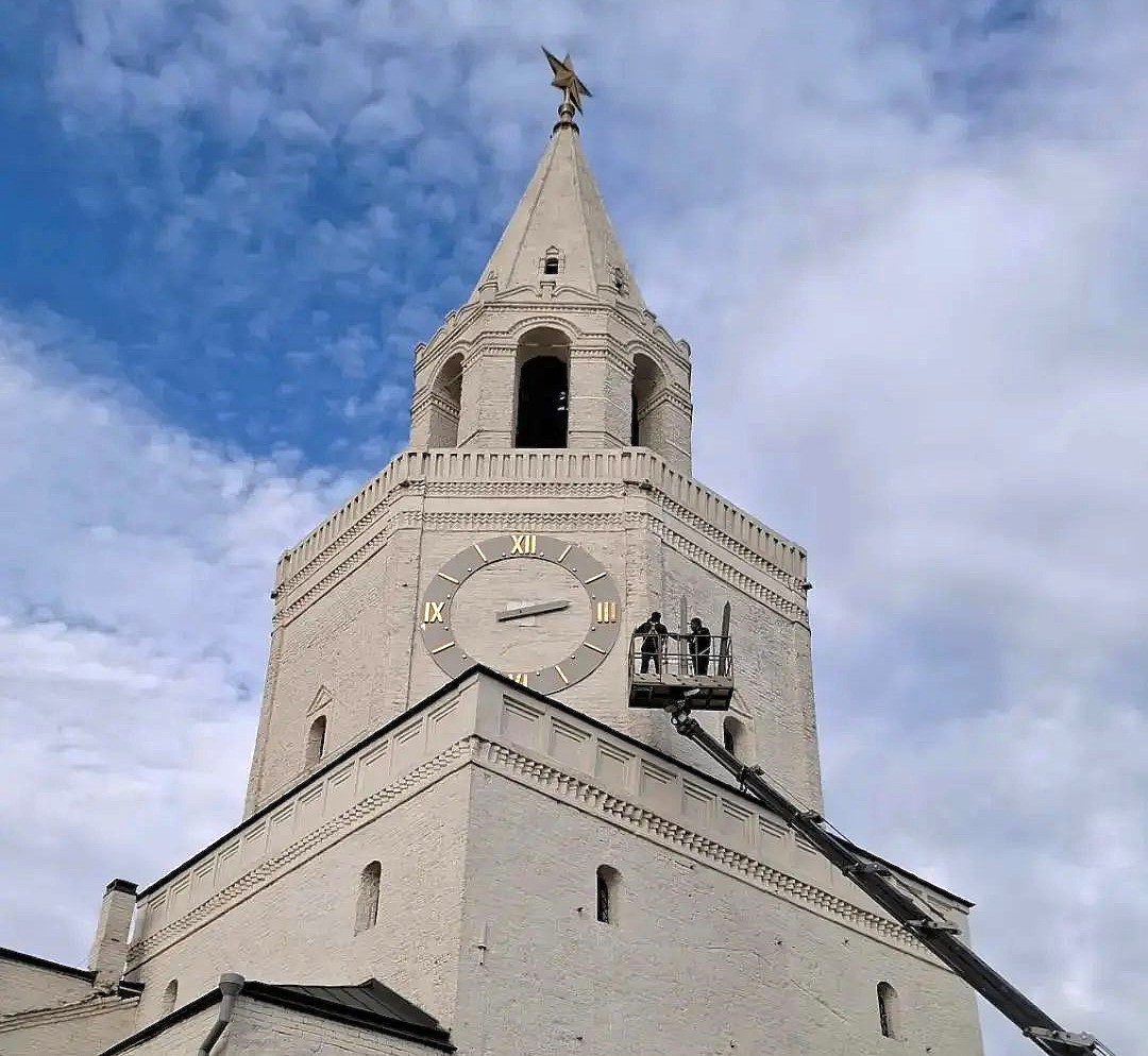 замена стрелок на часах Спасской башни Казанского кремля