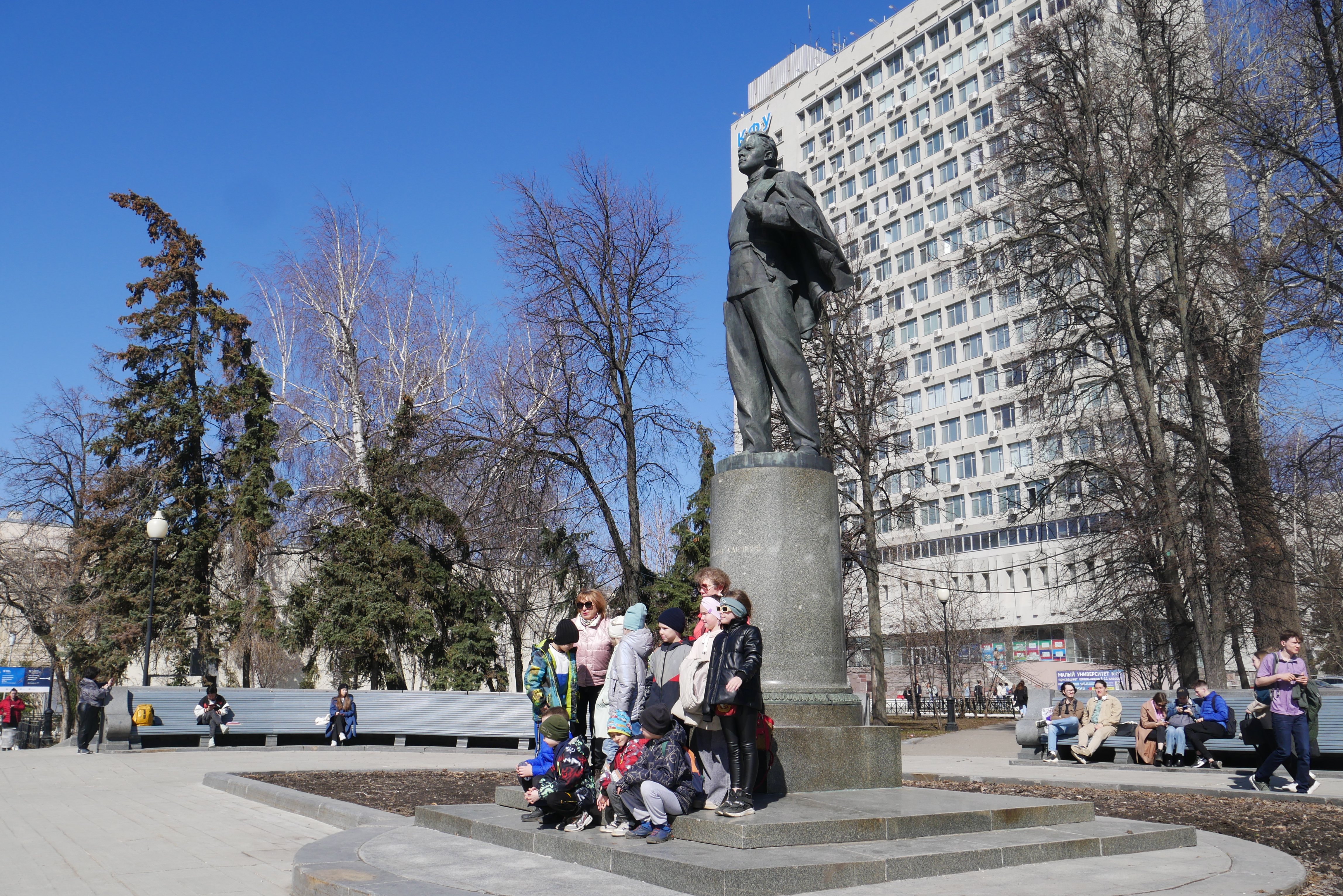памятник студенту Владимиру Ульянову у КФУ