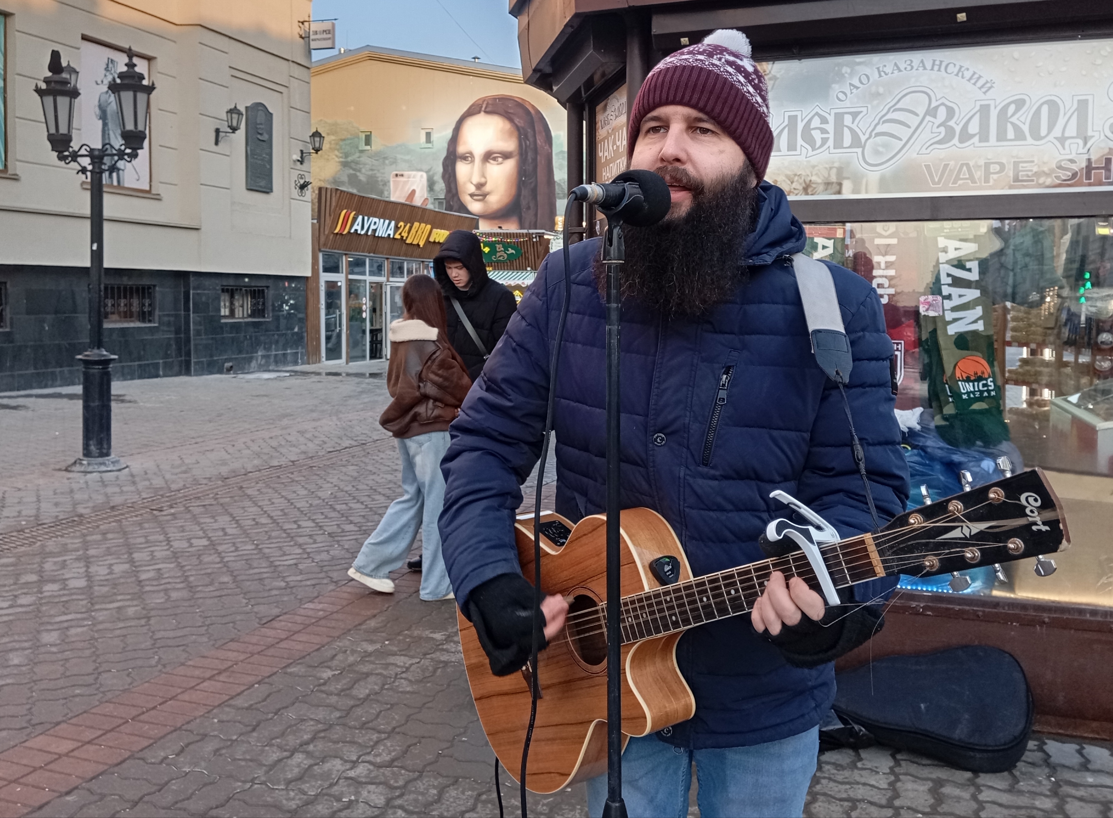 Звезда улицы Баумана по имени Костя: уличный музыкант может прохожих обратить в зрителей даже в минус 15