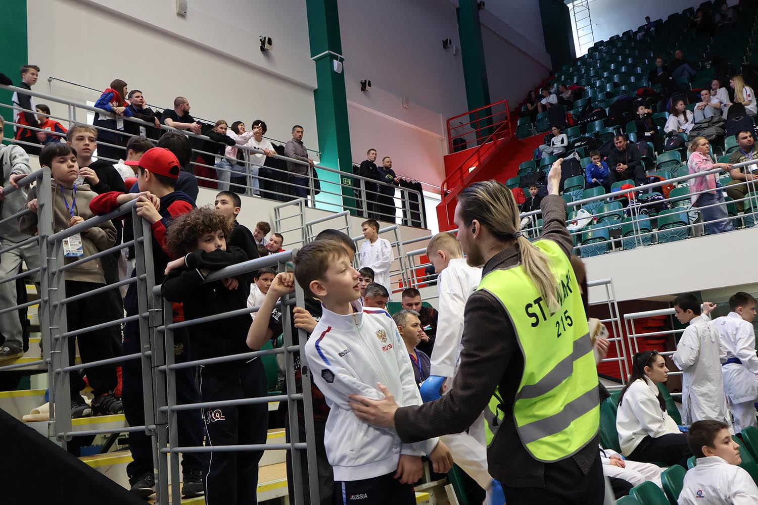 Наиболее яростных болельщиков стюардам приходилось призывать к порядку. Фото: Дмитрий Сивков