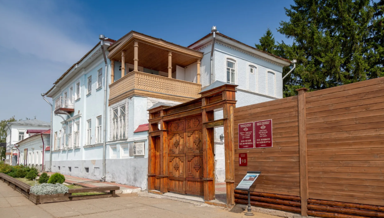 Дом-музей И. И. Шишкина. Елабуга — родина известного русского художника-пейзажиста. Здесь он начал рисовать, сюда приезжал в зрелом возрасте черпать вдохновение. Музей размещен в купеческом особняке XIX века. Экспозиция состоит из двух отделов: мемориального и картинной галереи. Фото: Государственный комитет Республики Татарстан по туризму