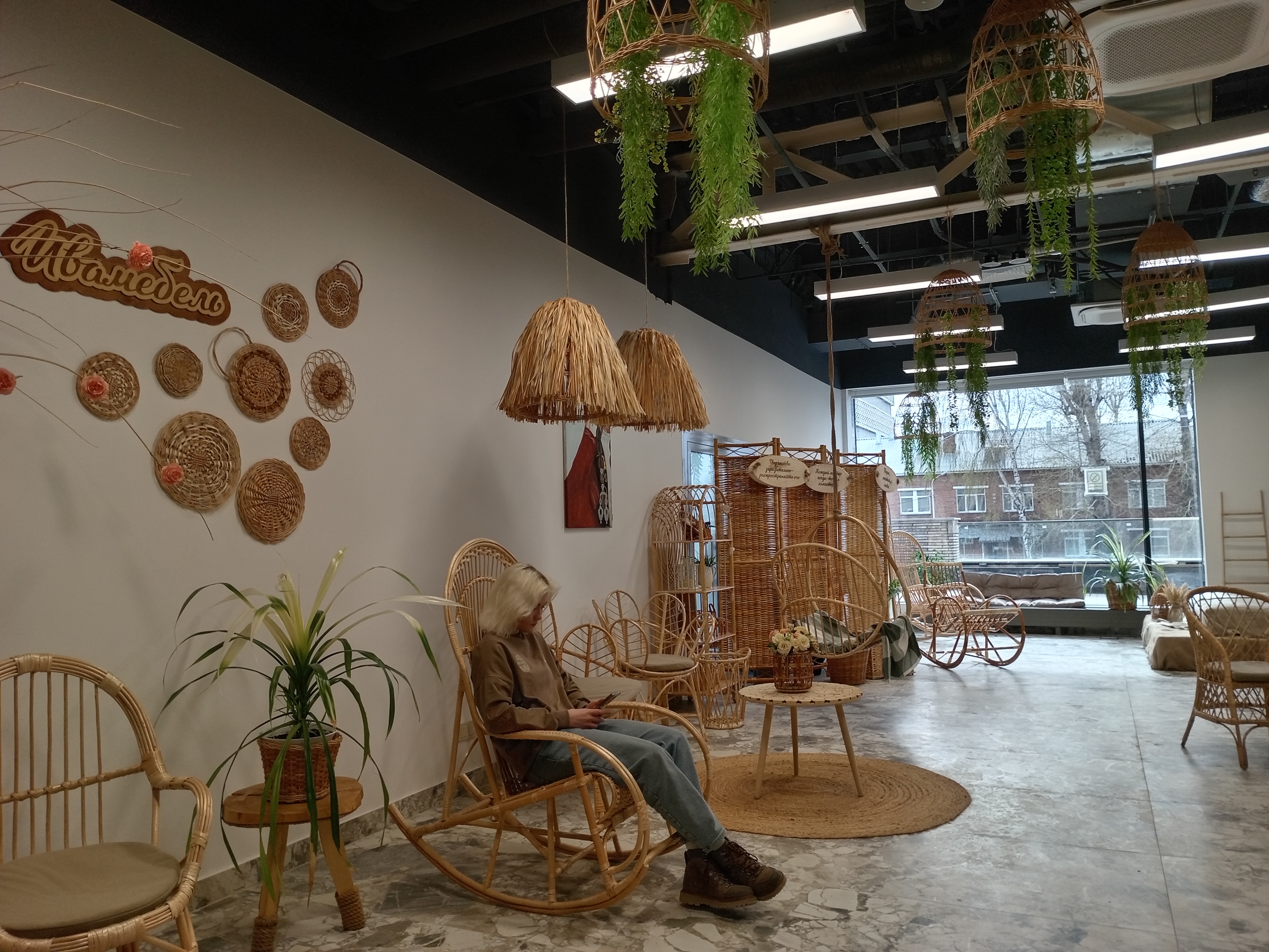 Каждый мастер создал уютный уголок, где представляет свои изделия. Фото: Ольга Иванычева