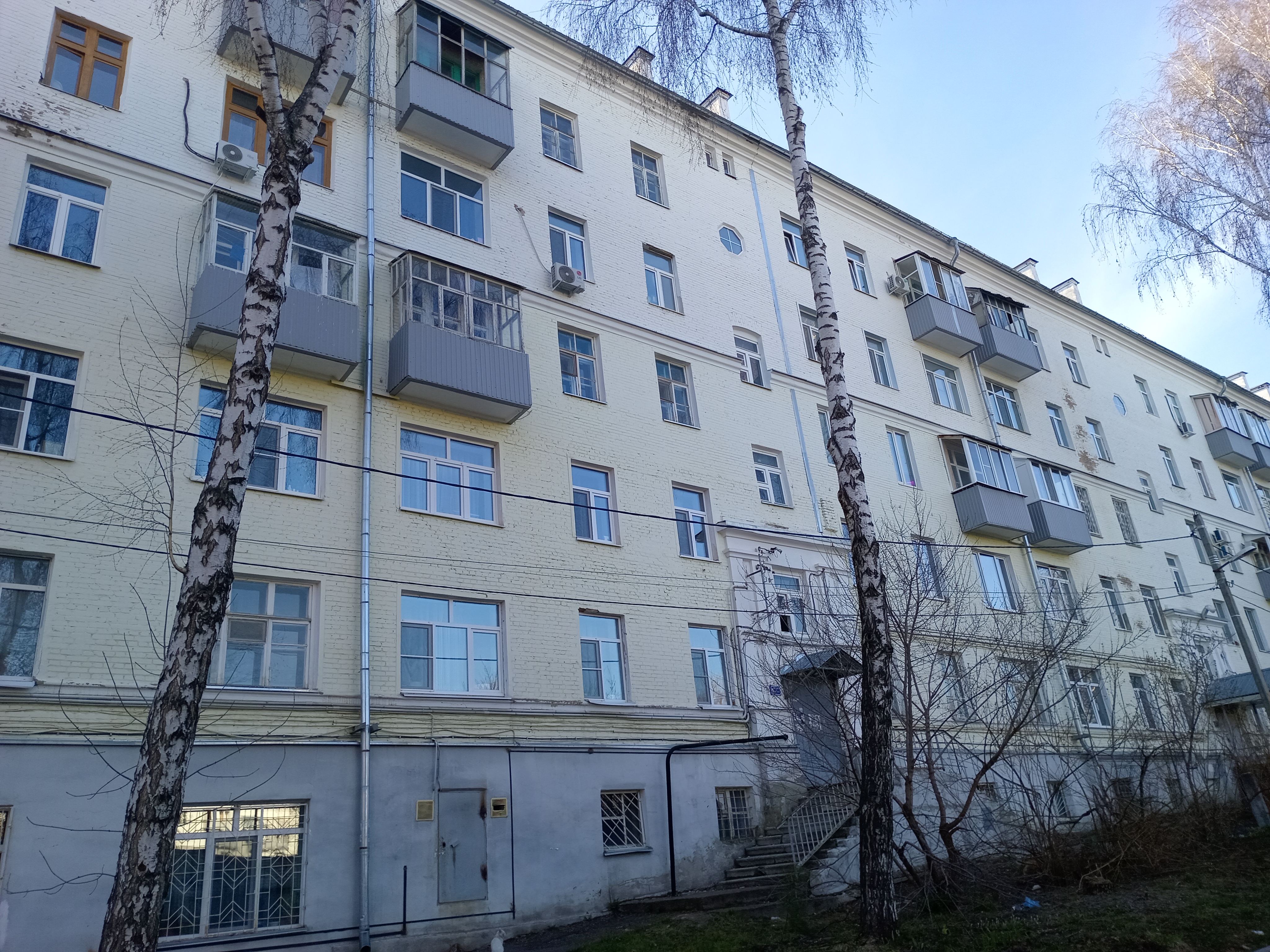 В этом подъезде дома №5 по ул. Лядова, на пятом этаже, получил квартиру Сергей Королев. Во двор дома выходит балкон его комнаты. Фото: Ольга Иванычева