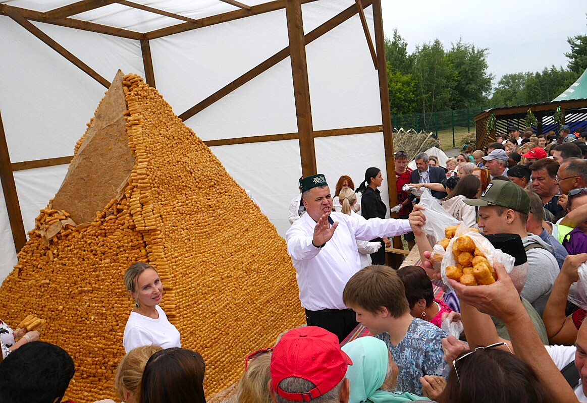 Сабантуй — это не только интересно и весело, но еще и очень вкусно. Фото: Дмитрий Сивков