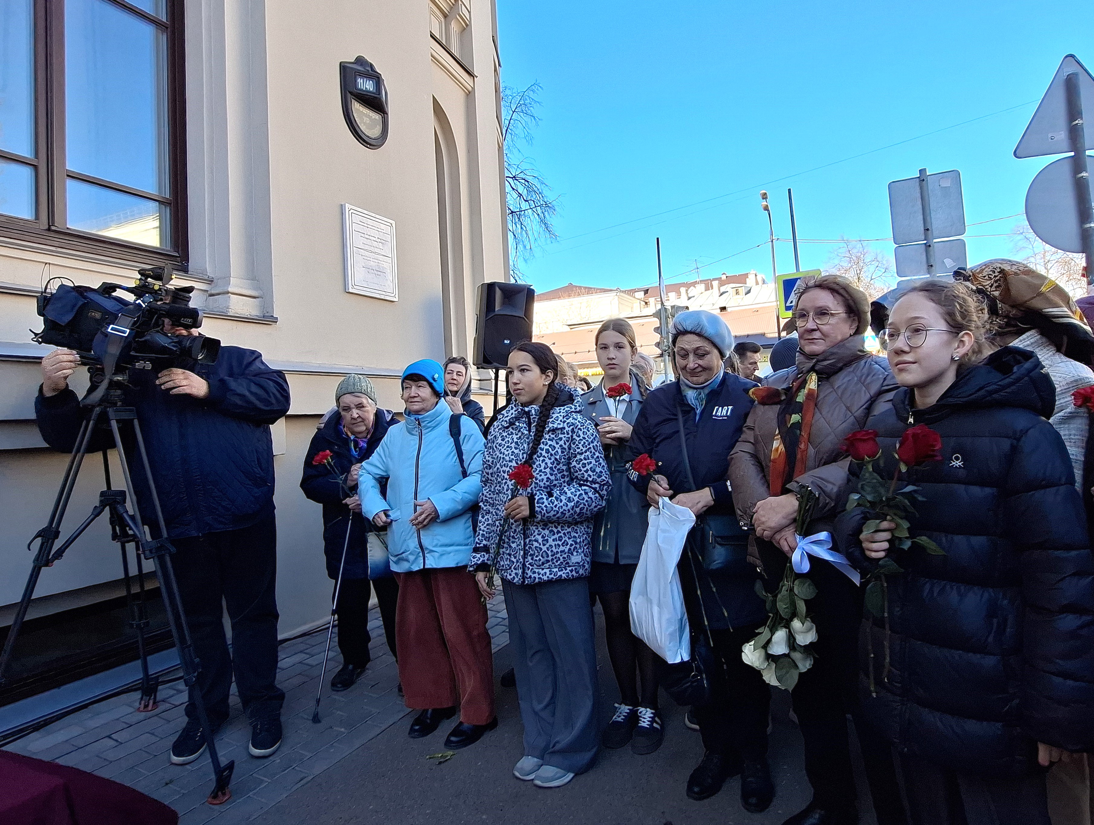 церемония открытия мемориальной доски Веронике Тушновой в Казани