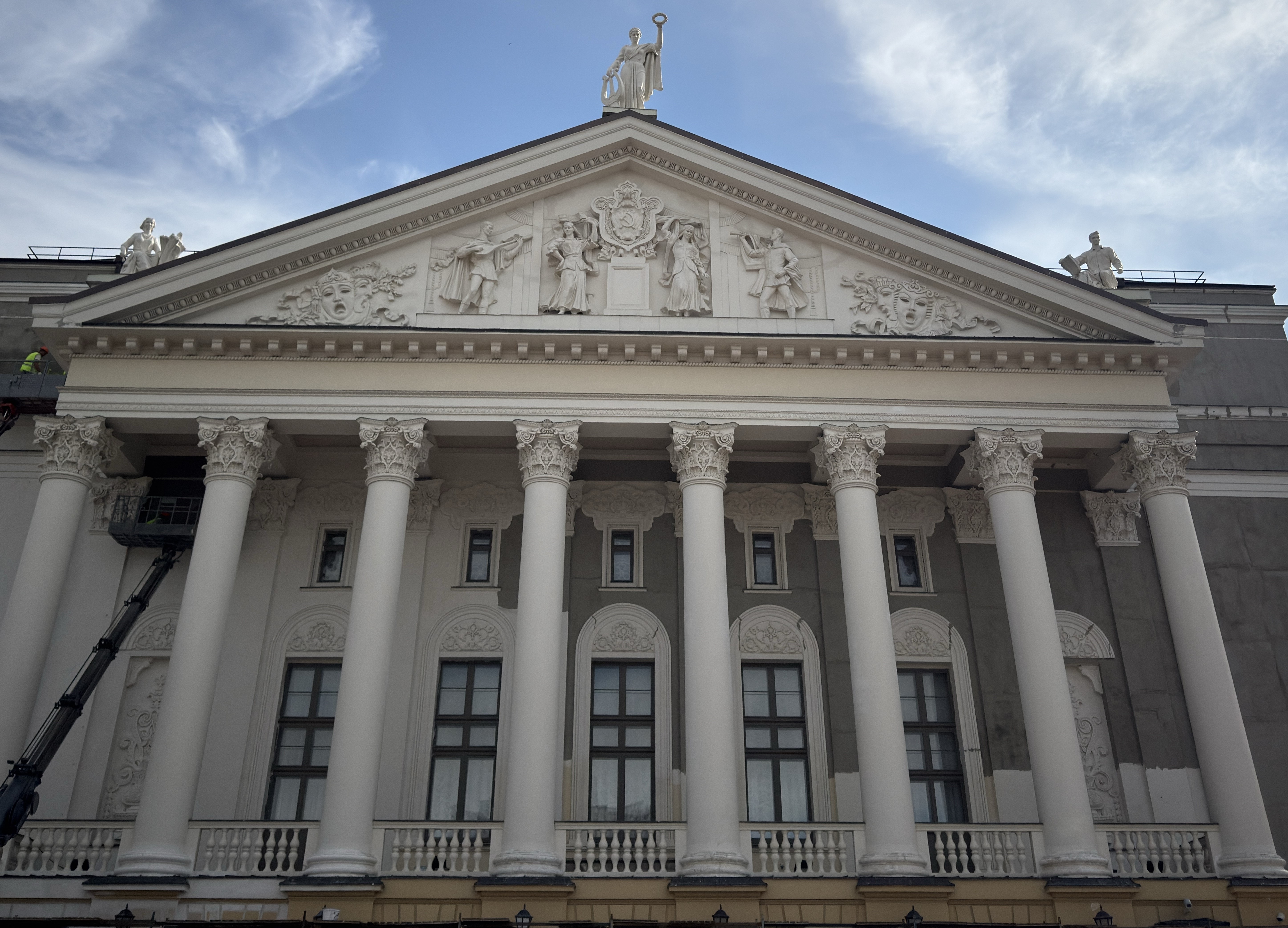 фронтон здания Театра оперы и балета имени Мусы Джалиля