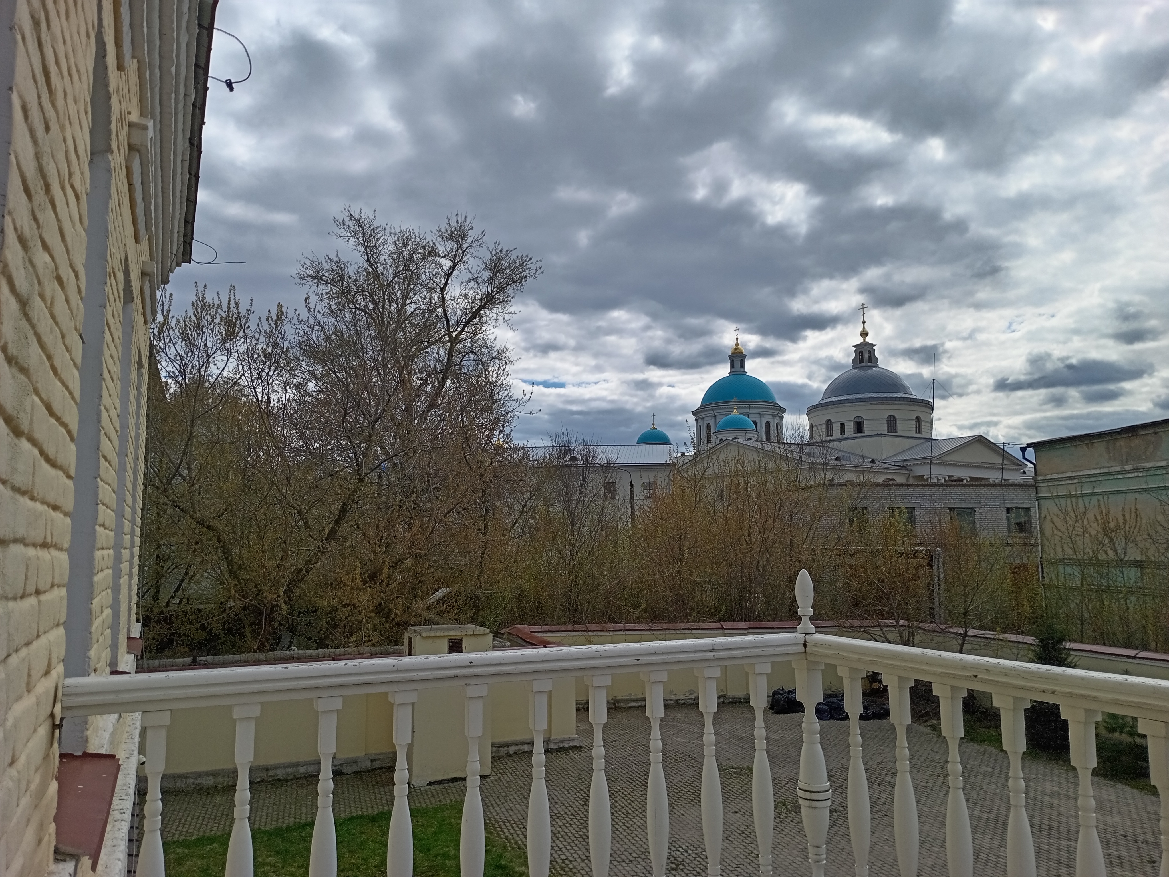 С балкона усадьбы отлично виден собор Казанской иконы Божией Матери. Фото: Ольга Иванычева