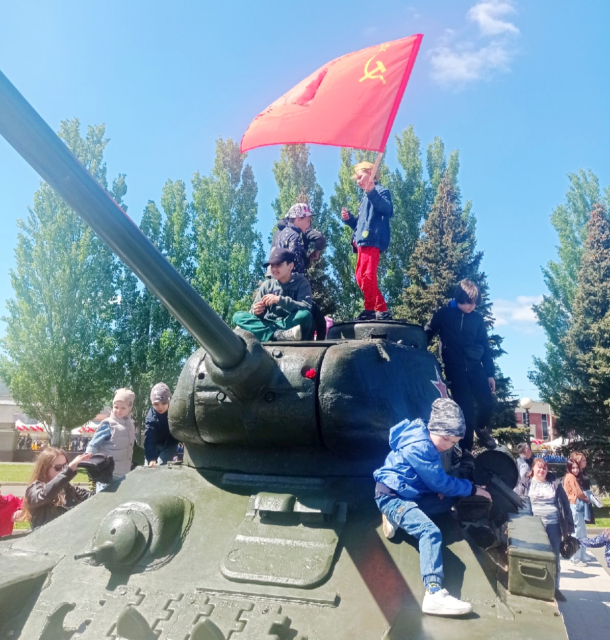 9 мая в Парке Победы военная техника привлекает еще большее внимание детей, чем обычно. Фото: Дмитрий Сивков