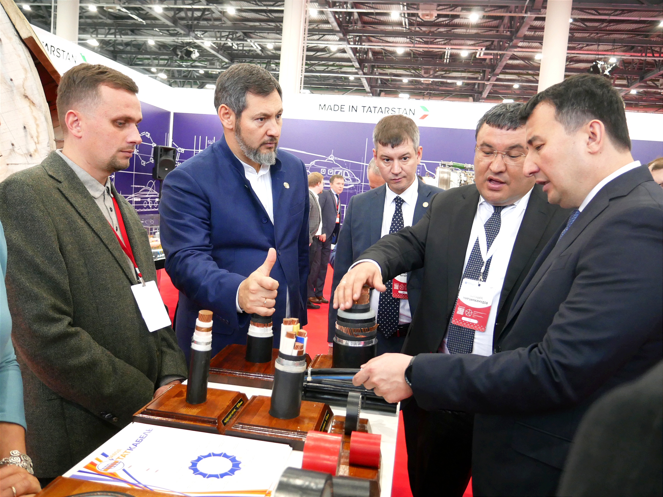 Министр промышленности и торговли Татарстана Олег Коробченко (второй слева) высоко оценивает качество продукции, производимой в республике. Фото: Дмитрий Сивков