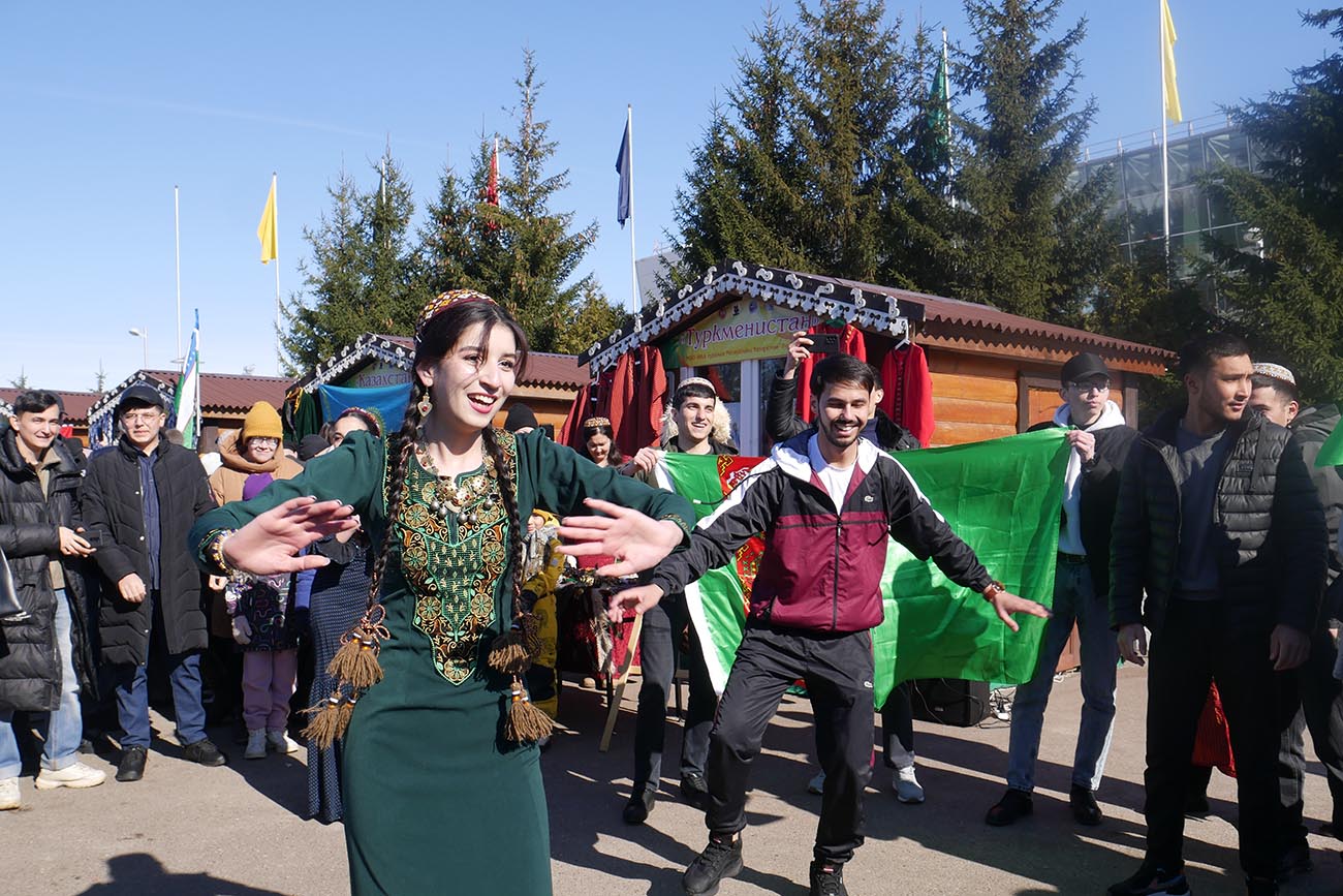 Гостей Науруза, помимо всего прочего, ждут многонациональная концертная программа, традиционные народные игры и забавы. Остаться в стороне редко кому удается. Фото: Дмитрий Сивков
