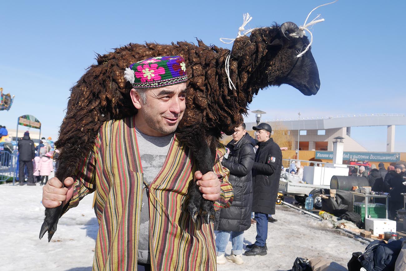 Победителя конкурса по приготовлению плова ждет не лавровый венок на голову, а живой баран на плечи. Фото: Дмитрий Сивков