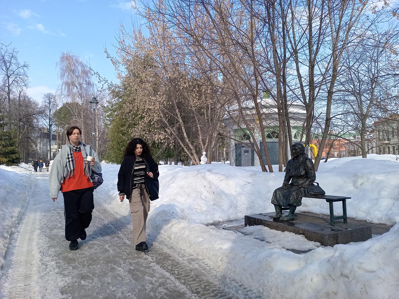 Кажется, что бабушка Аняня всем прохожим желает добра и счастья. Фото: Ольга Иванычева