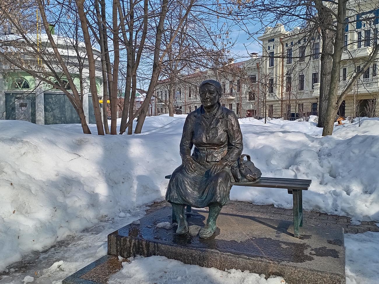 В теплые мартовские дни кажется, что Әбекәй села отдохнуть и порадоваться весеннему солнышку. Фото: Ольга Иванычева