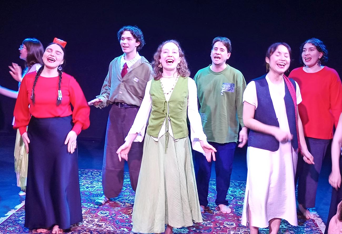 Айтишник Айдар Галиев (третий справа) родом из Альметьевска, успел пожить в разных городах России и за границей, но везде тосковал по родине, по родному языку. Фото: Ольга Иванычева