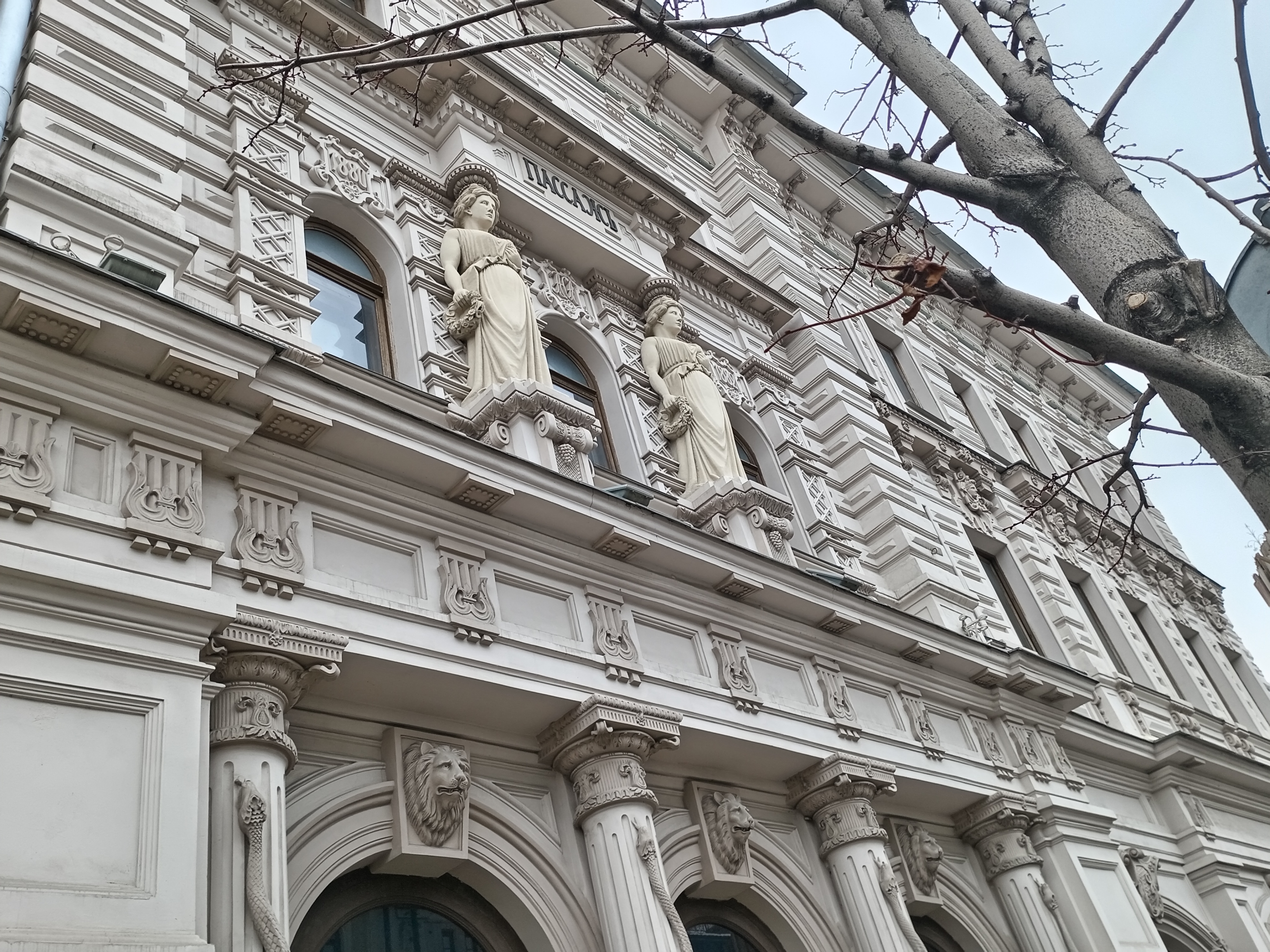 Фасад здания отреставрировали в 2013 году — к универсиаде. Фото: Ольга Иванычева