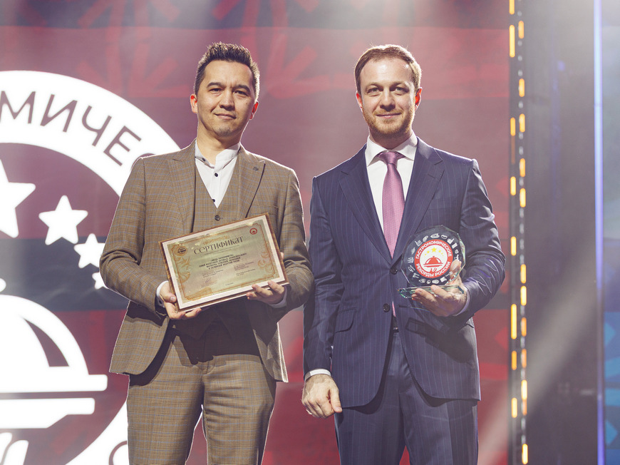 Директор Комитета по развитию туризма Казани Александр Шавлиашвили (справа) принял участие в награждении победителей конкурса. Фото: предоставлено Комитетом по развитию туризма города Казани