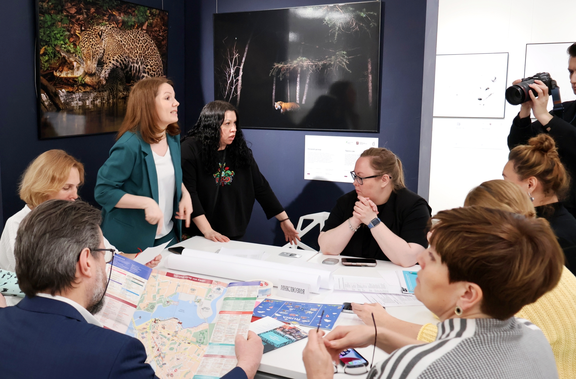 Проектная сессия IV Межрегионального фестиваля профессионального мастерства «Звезды гостеприимства» в марте этого года. Представители сферы инклюзии, как и еще пяти отраслей городской туристской экосистемы, обсуждают перспективы ее развития. Фото: Дмитрий Сивков