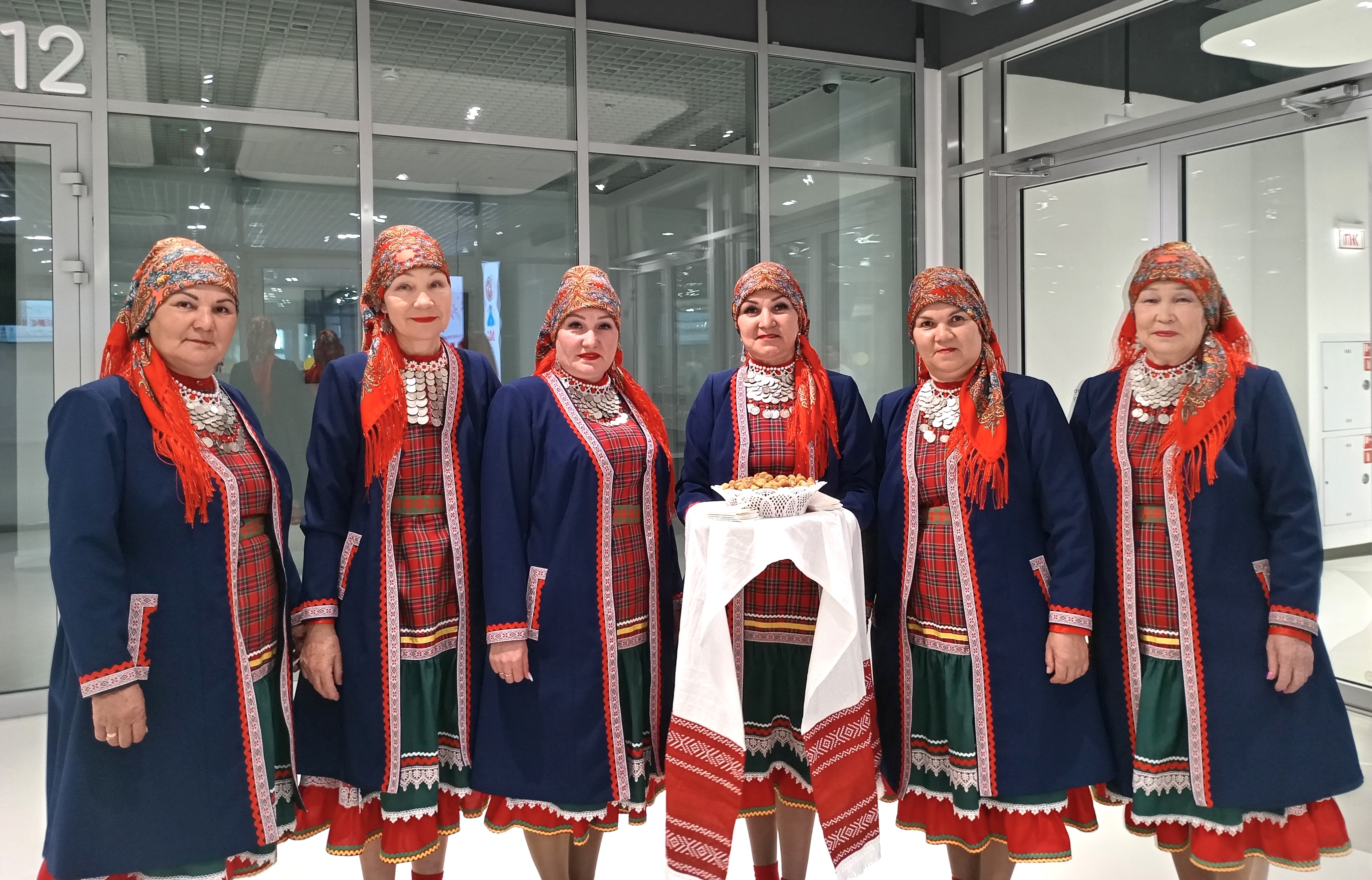 Народный фольклорный ансамбль «Памаш» («Источник») Менделеевского района представил журналистам народные марийские песни и марийские угощения. Фото: Ольга Иванычева