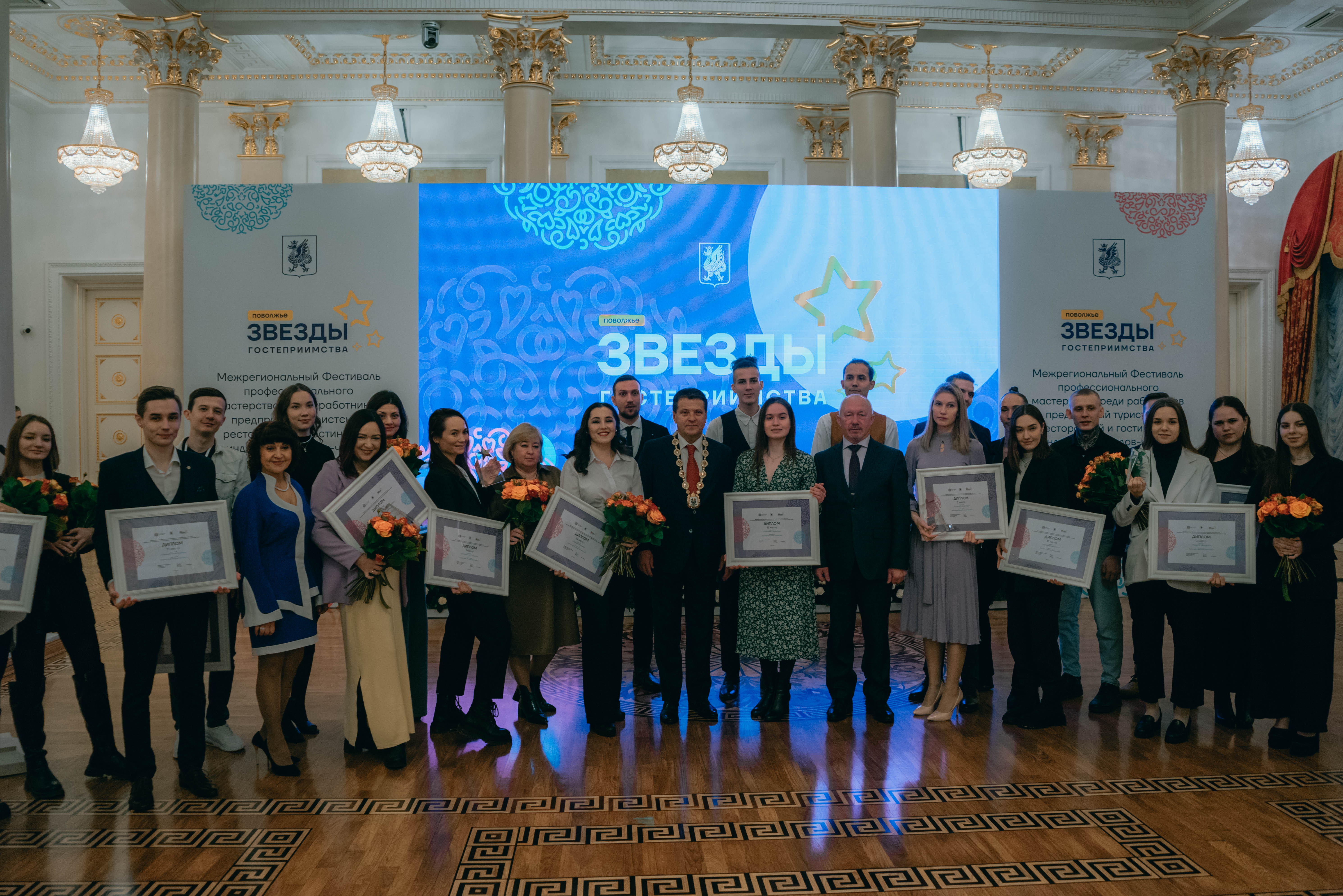 Победителей фестиваля «Звезды гостеприимства» в Казанской ратуше традиционно награждает мэр Ильсур Метшин. Фото: МКУ «Комитет по развитию туризма г. Казани»