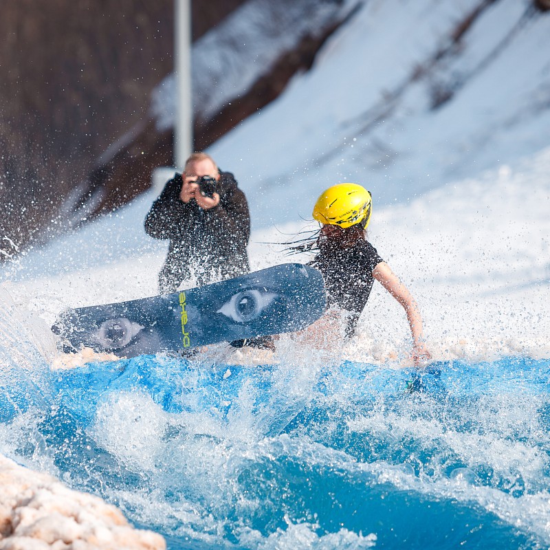 Горнолыжный сезон на курорте «Вятка» в Татарстане завершили прыжками на лыжах и сноубордах в… бассейн