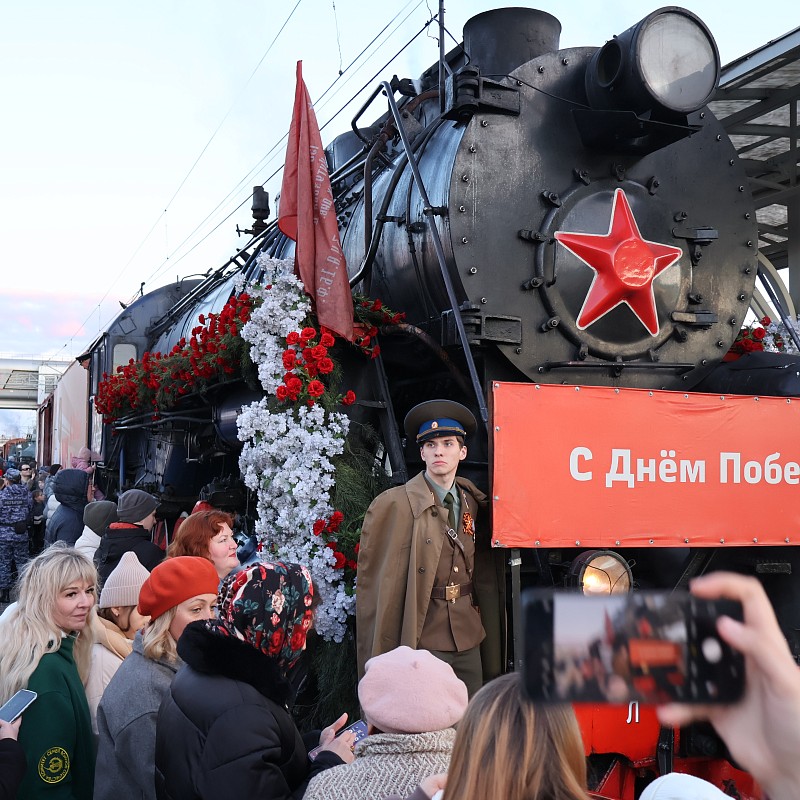 «Поезд Победы» сделал остановку в Казани: открыл все двери и попотчевал солдатской кашей