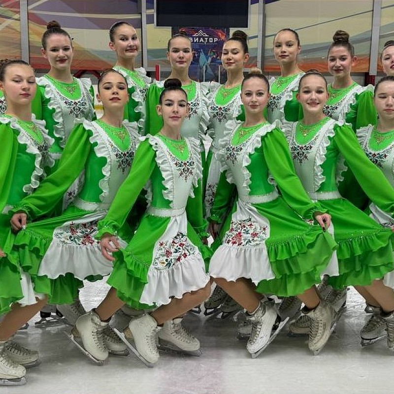 Серебряные коньки выпишут фигуры на льду синхронно