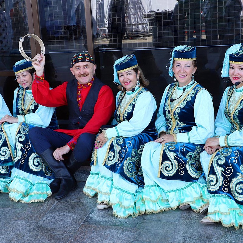 Дорогие дамы, сударыни и барышни, поздравляем вас с самым душесогревающим праздником в нашем национальном календаре – Международным женским днем!