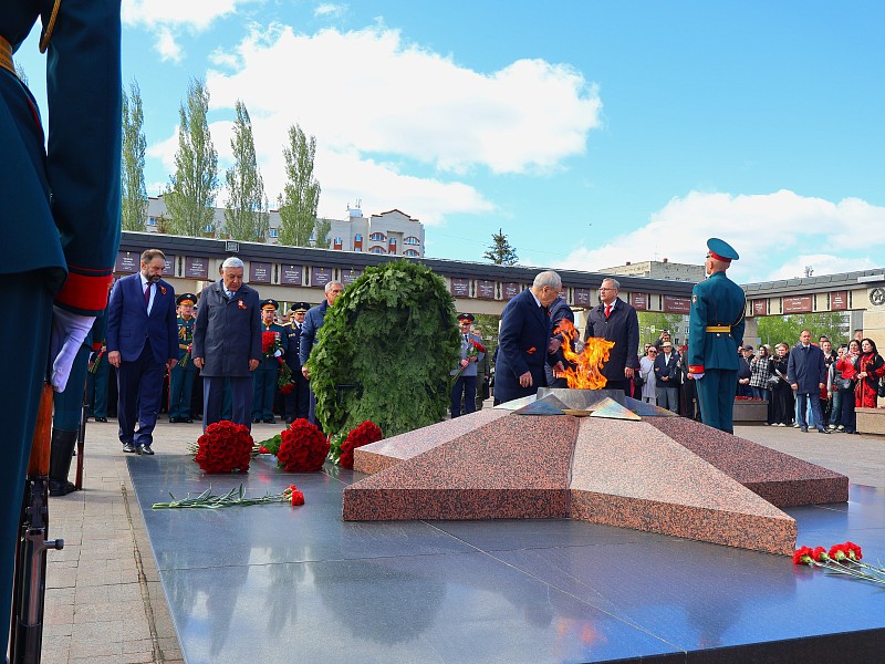 День Победы в Казани начался с возложения цветов к Вечному огню в Парке Победы раисом республики Татарстан